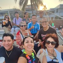 Grupo reunido frente al mar